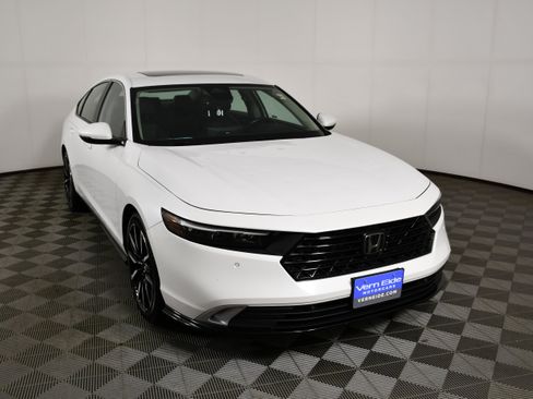 Used 2023 Honda Accord Touring image 3