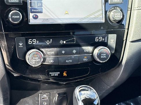 Used 2017 Nissan Rogue SV w/ SV Premium Package image 21