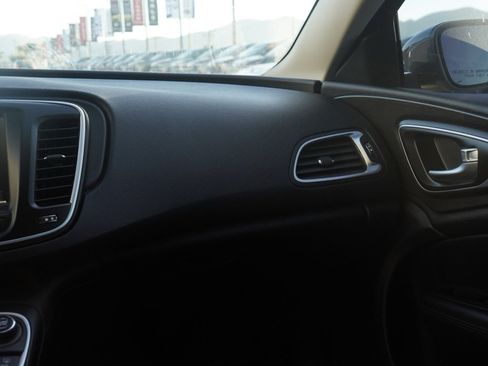 Used 2017 Chrysler 200 Limited Platinum image 22