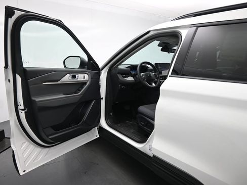 New 2026 Ford Explorer Active RWD image 7