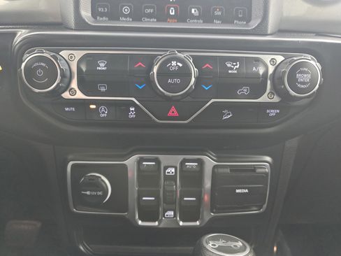 Used 2019 Jeep Wrangler Unlimited Sahara w/ Uconnect 4C Nav & Sound Group AWD/4WD image 27