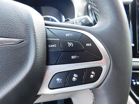 Used 2024 Chrysler Pacifica Limited FWD image 25