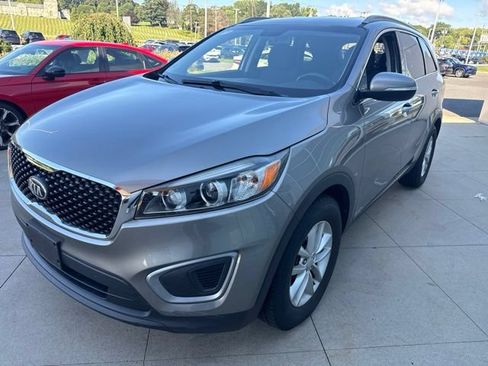 Used 2017 Kia Sorento AWD w/ LX Convenience Package image 3