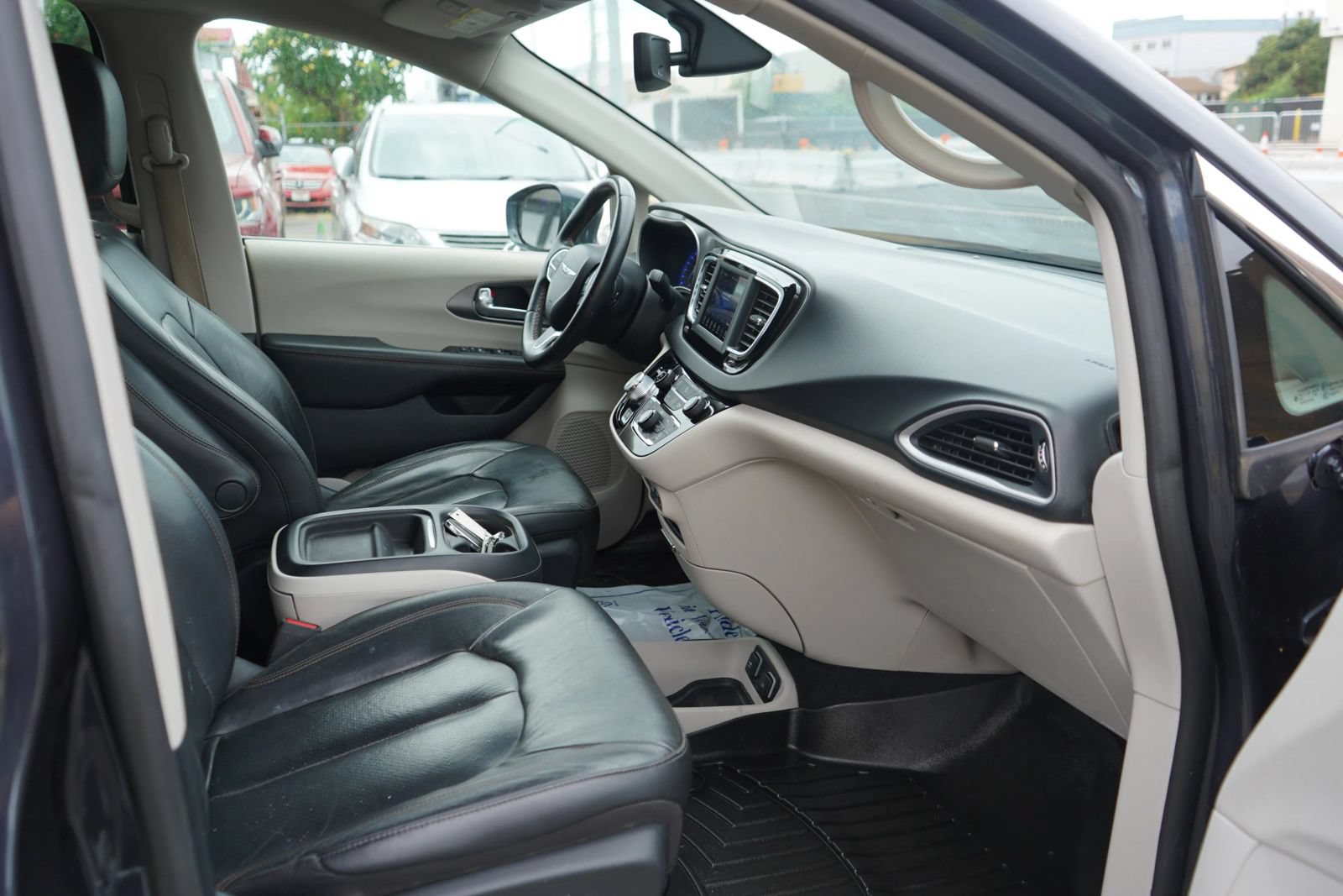 Used 2020 Chrysler Pacifica Touring-L FWD image 20