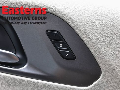 Used 2023 Chrysler Pacifica Touring-L FWD image 20
