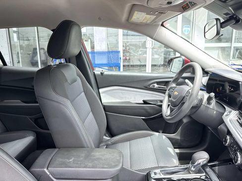 Used 2025 Chevrolet Trax LT FWD image 11