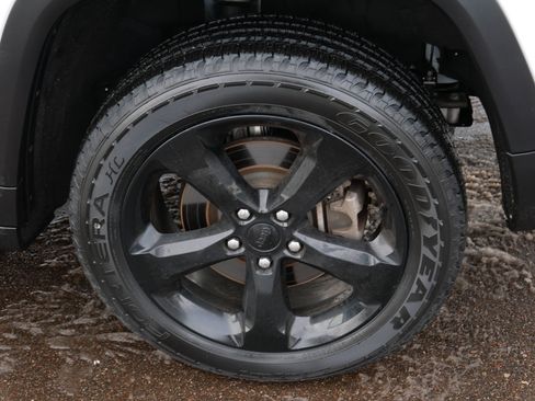 Used 2023 Jeep Grand Cherokee L Limited w/ Black Appearance Package image 15