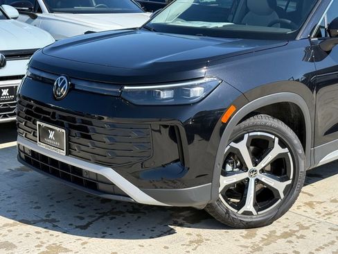 New 2026 Volkswagen Tiguan SE FWD image 2
