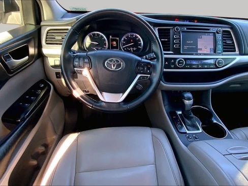 Used 2018 Toyota Highlander XLE w/ Carpet Mat Package (TMS) AWD/4WD image 6