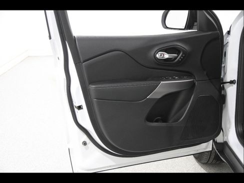 Used 2022 Jeep Cherokee Limited image 4