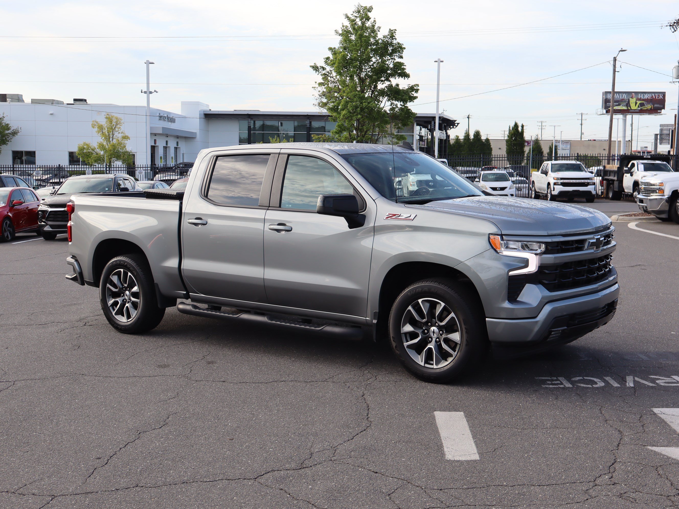 Used 2024 Chevrolet Silverado 1500 RST w/ Z71 Off-Road Package AWD/4WD image 2