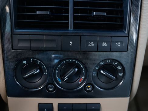 Used 2010 Ford Explorer XLT image 31