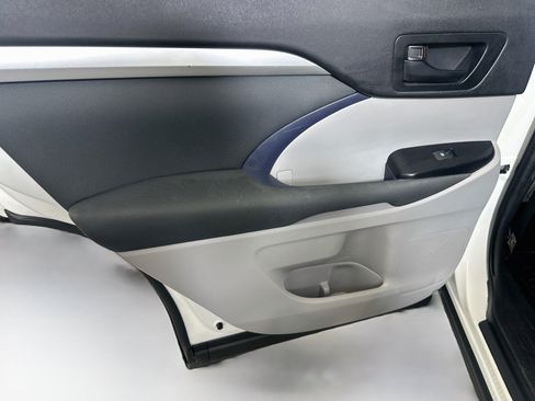 Used 2019 Toyota Highlander LE FWD image 24