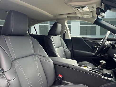 Certified 2025 Lexus ES 300h w/ Luxury Package image 32