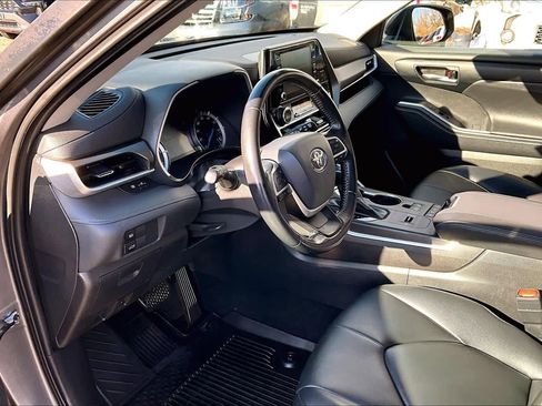 Certified 2022 Toyota Highlander XLE image 16