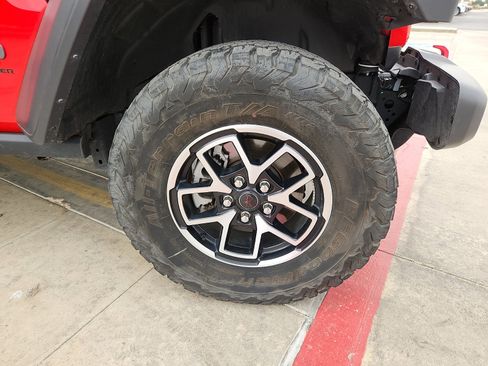 Used 2025 Jeep Wrangler Unlimited Rubicon AWD/4WD image 9