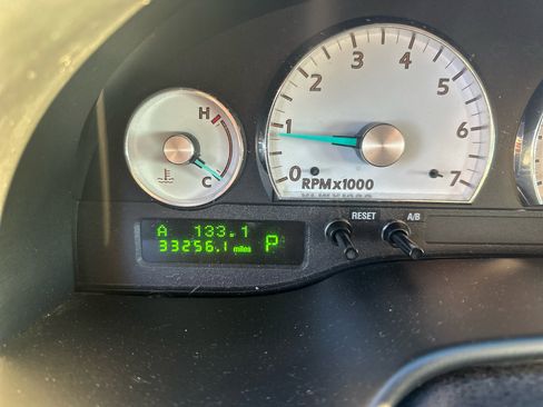 Used 2005 Ford Thunderbird image 21