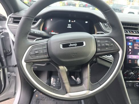 Used 2025 Jeep Grand Cherokee Limited w/ Luxury Tech Group II AWD/4WD image 16