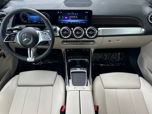 Used 2025 Mercedes-Benz GLB 250 4MATIC image 13