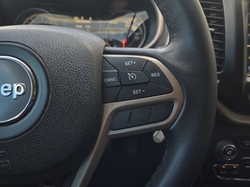 Used 2017 Jeep Cherokee Latitude FWD image 20