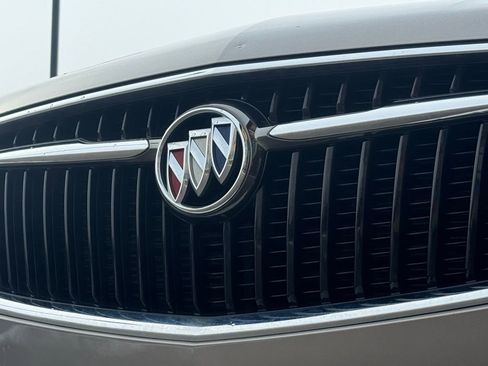 Used 2018 Buick Enclave Essence image 11