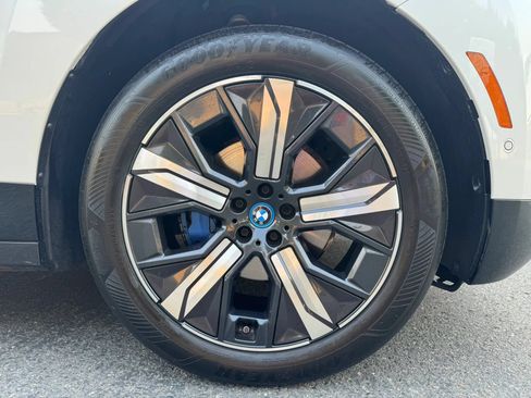 Used 2023 BMW iX xDrive50 w/ Sport Package AWD/4WD image 16