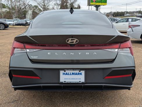 Used 2024 Hyundai Elantra SEL image 5