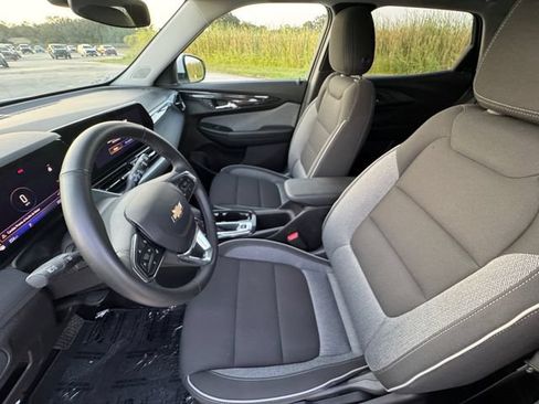 Used 2025 Chevrolet TrailBlazer LT w/ LT Cold Weather Package FWD image 28