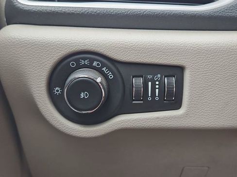 Used 2023 Chrysler Pacifica Touring-L FWD image 17
