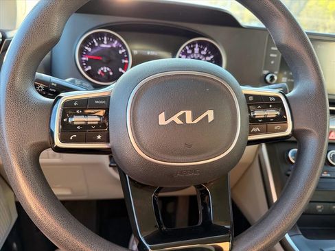 Used 2023 Kia Carnival LX FWD image 15