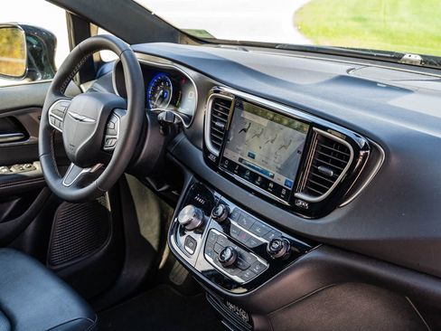 Used 2025 Chrysler Pacifica Select image 13