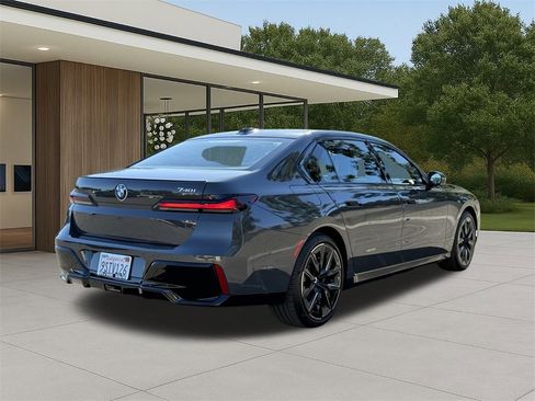 Used 2025 BMW 740i w/ Premium Package image 8