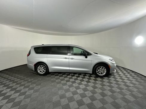 Certified 2024 Chrysler Pacifica Touring-L FWD image 6