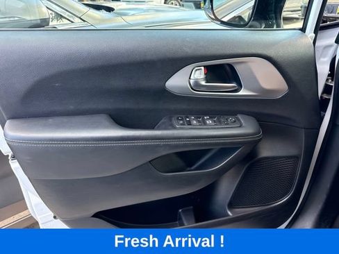 Used 2024 Chrysler Pacifica Touring FWD image 13