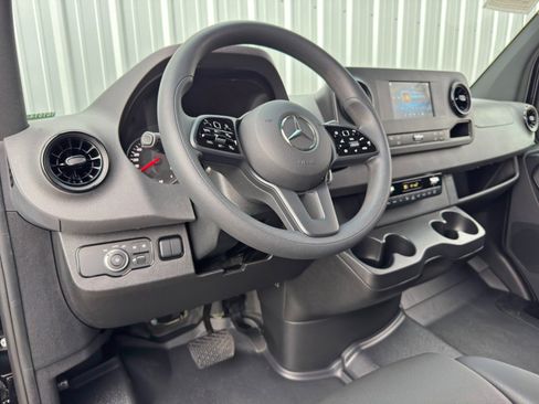 Used 2024 Mercedes-Benz Sprinter 2500 image 12