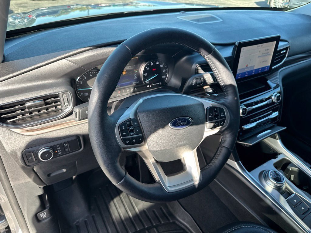 Certified 2022 Ford Explorer Limited AWD/4WD image 16