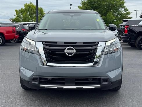 Used 2024 Nissan Pathfinder SL FWD image 8