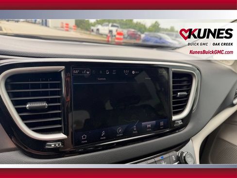 Used 2023 Chrysler Pacifica Touring-L FWD image 23