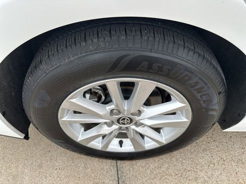 Used 2025 Toyota Camry LE w/ Convenience Package image 19