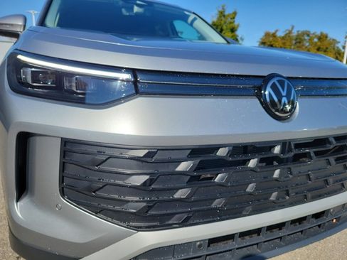 New 2025 Volkswagen Tiguan SE image 24
