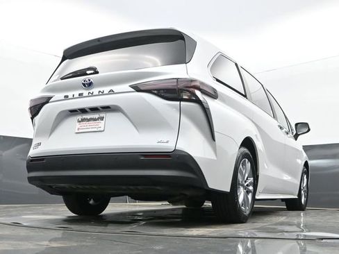 Used 2025 Toyota Sienna XLE w/ XLE Plus Package image 27