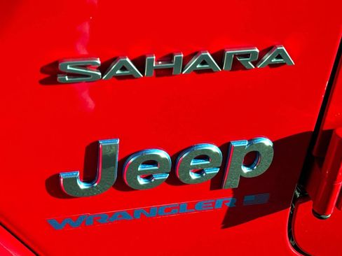 Used 2024 Jeep Wrangler Unlimited Sahara w/ Technology Group image 6