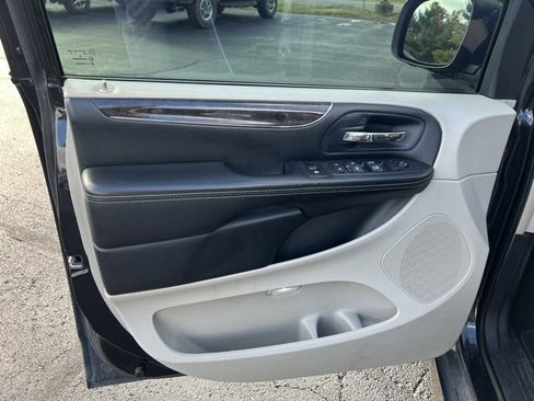 Used 2016 Chrysler Town & Country Touring image 32