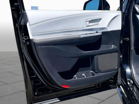 Certified 2025 Toyota Sienna LE FWD image 21