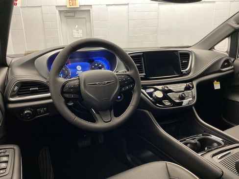 New 2026 Chrysler Pacifica Limited image 9