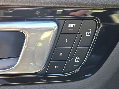 Certified 2023 Porsche Cayenne Platinum Edition image 23