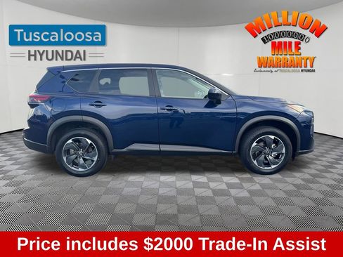 Used 2025 Nissan Rogue SV image 2