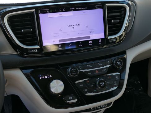 Used 2023 Chrysler Pacifica Touring-L image 17