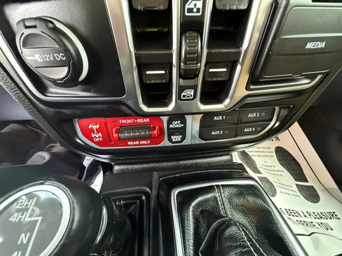 Used 2023 Jeep Gladiator Rubicon w/ LED Lighting Group AWD/4WD image 12
