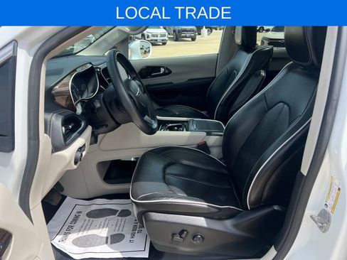 Used 2022 Chrysler Pacifica Limited w/ Uconnect Theater Family Group FWD image 12